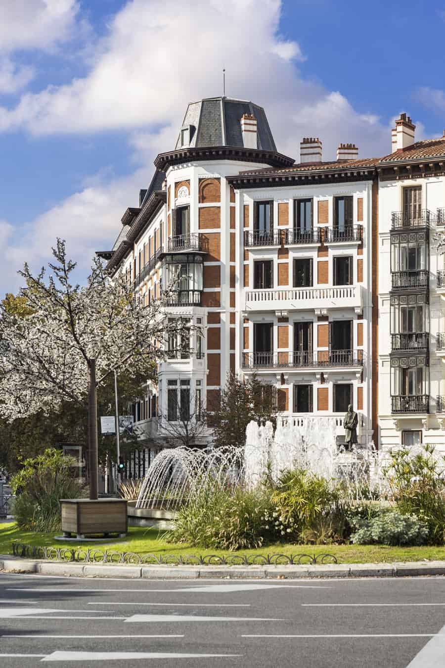 Renovated apartment in historic building in Madrid's Almagro neighborhood